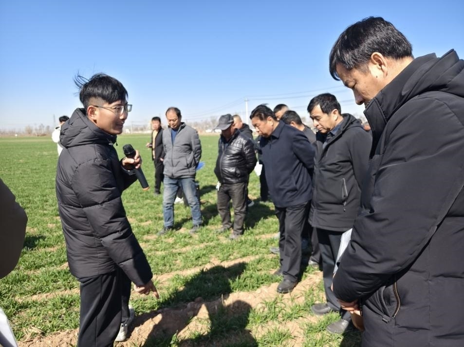 科技小院的“學(xué)生專家”（左一）。受訪者供圖