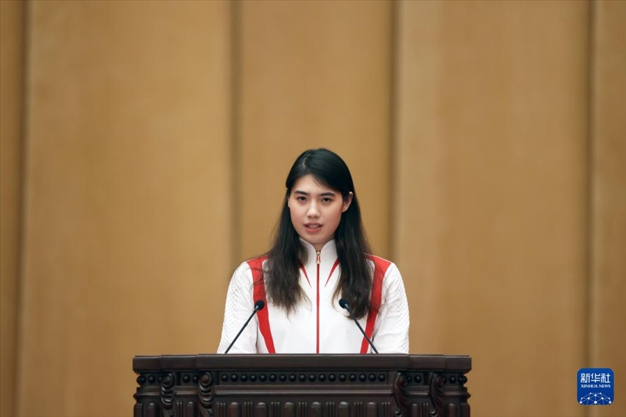 11月15日，游泳運(yùn)動(dòng)員張雨霏在報(bào)告會(huì)上發(fā)言。新華社記者 李明 攝
