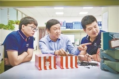 中北大學(xué)極端環(huán)境特種傳感與測(cè)試創(chuàng)新研究團(tuán)隊(duì)成員正在圍繞近期發(fā)射任務(wù)進(jìn)行產(chǎn)品研發(fā)。受訪單位供圖