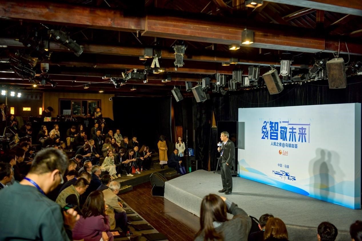 在開場環(huán)節(jié)，清華大學(xué)人工智能研究院常務(wù)副院長、教授孫茂松發(fā)言分享。人民網(wǎng)記者 任峰濤攝