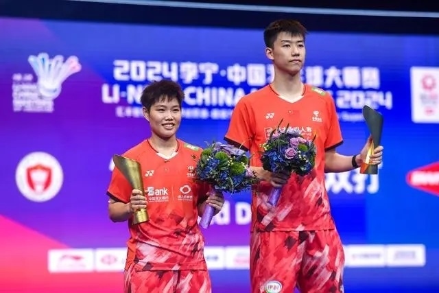 11月24日，馮彥哲/黃東萍（左）在領(lǐng)獎臺上合影。新華社記者 梁旭攝