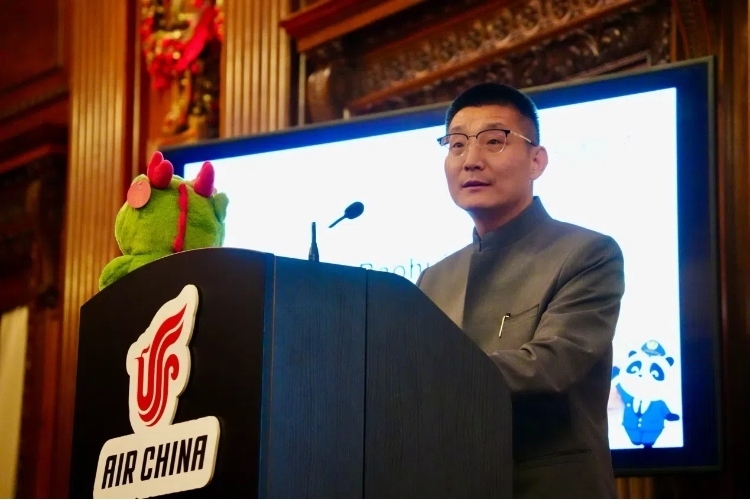 國(guó)航倫敦營(yíng)業(yè)部總經(jīng)理夏寶輝致辭。吳若鳴攝