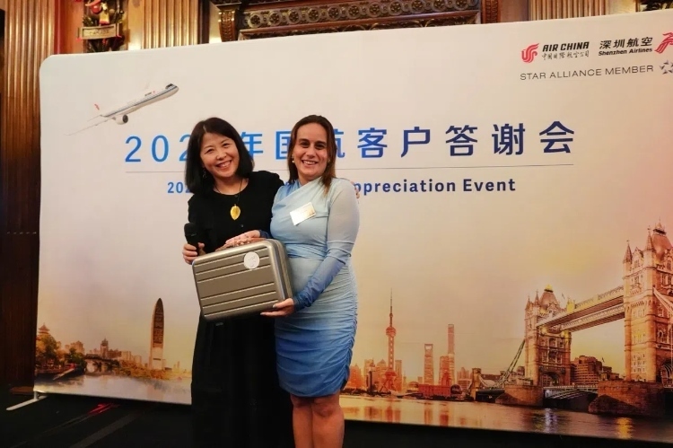 獲獎(jiǎng)嘉賓上臺(tái)領(lǐng)取精美獎(jiǎng)品。吳若鳴攝