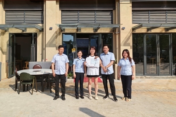 當(dāng)?shù)毓ぷ魅藛T上門為經(jīng)營者送來了證件。蒼溪縣行政審批和數(shù)據(jù)局供圖