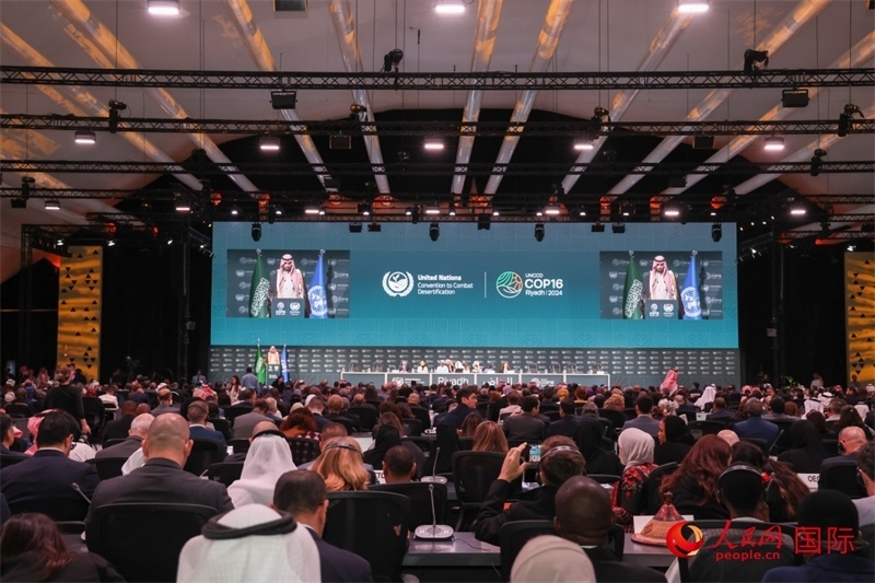 《聯(lián)合國防治荒漠化公約》第十六次締約方大會(huì)2日開幕。圖為開幕式現(xiàn)場。人民網(wǎng)記者任皓宇攝
