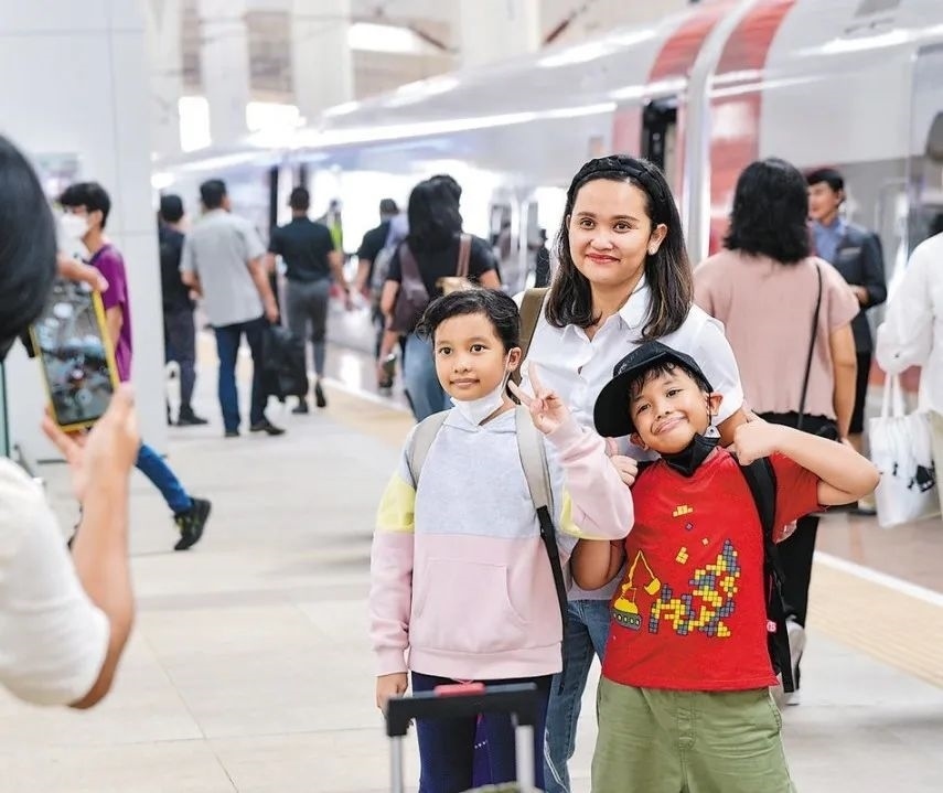 雅萬高鐵是我國在境外完成全過程勘察設(shè)計(jì)建設(shè)的首個(gè)高鐵項(xiàng)目，于去年10月17日正式開通運(yùn)營，是中印尼共建“一帶一路”合作的典范。圖為乘客在和雅萬高鐵動(dòng)車組合影留念。新華社記者 徐欽 攝