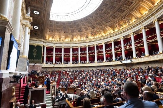 10月1日，法國總理巴尼耶在位于巴黎的法國國民議會發(fā)表演講。新華社發(fā)（杰克·陳攝）