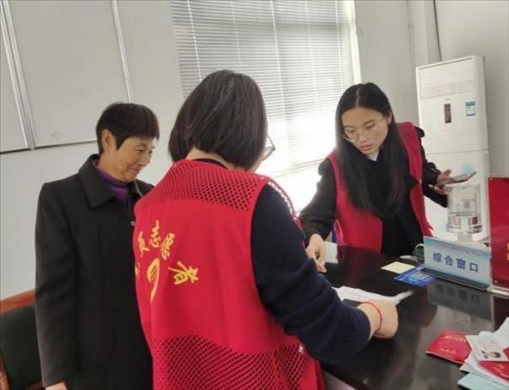 代辦人員為村民辦理醫(yī)保報(bào)銷。 圖片來源：江蘇南通啟東市數(shù)據(jù)局