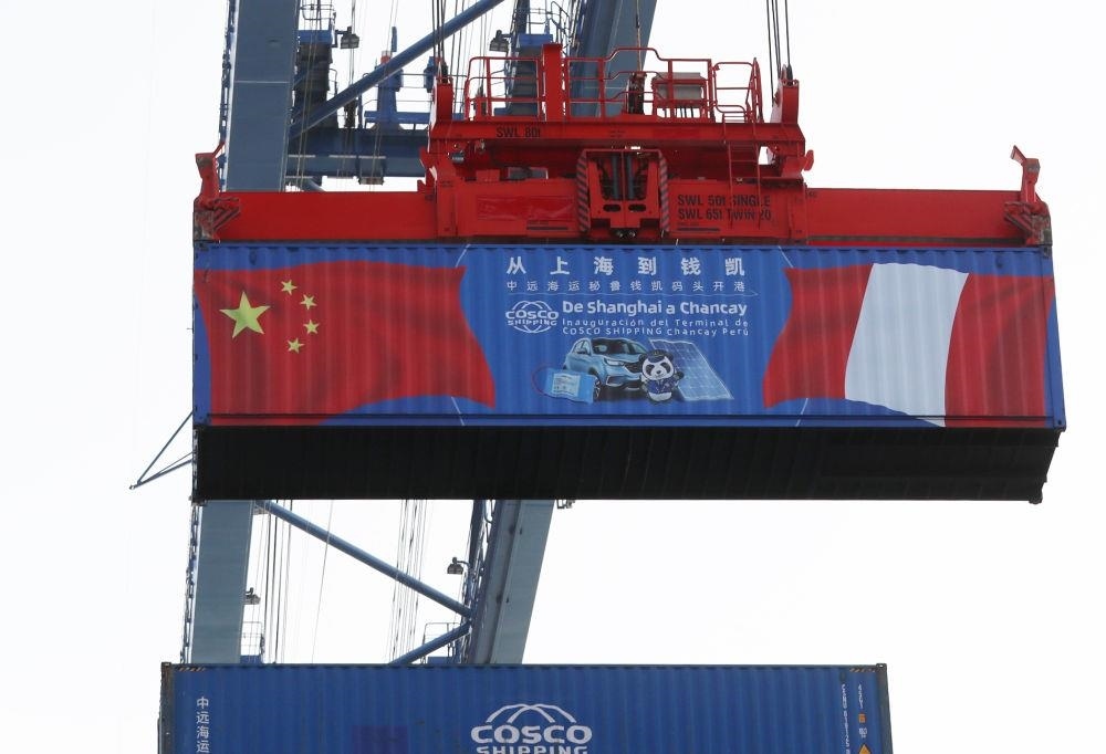 2024年11月14日，在秘魯首都利馬以北的錢凱港，岸邊智能化設(shè)備吊裝集裝箱。