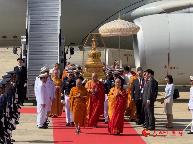 北京靈光寺佛牙舍利抵達(dá)泰國曼谷廊曼軍用機(jī)場(chǎng)。人民網(wǎng)記者章念生攝