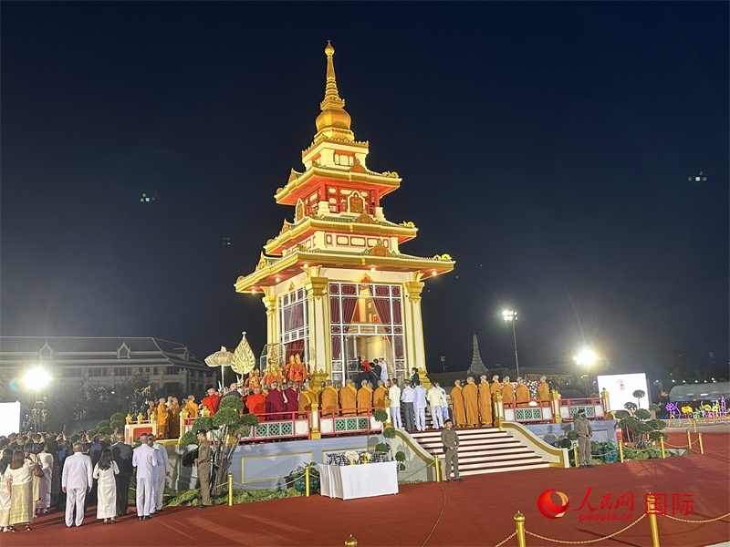 北京靈光寺佛牙舍利抵達(dá)王家田廣場(chǎng)安奉。人民網(wǎng)記者孫廣勇攝