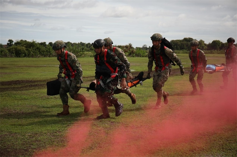 中印尼雙方空降兵隊員空降至指定地域后，迅速展開“傷病員”救治和轉移。段江山攝