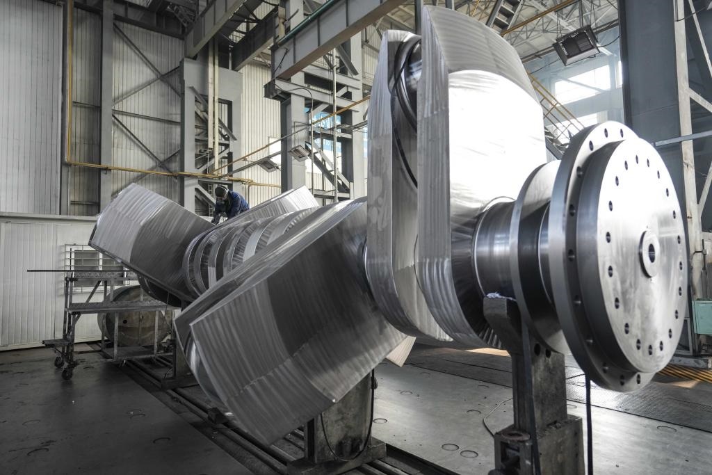 2024年1月11日，工人在大連華銳船用曲軸有限公司加工車間加工產(chǎn)品。新華社記者 潘昱龍 攝