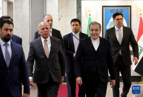 12月6日，伊拉克副總理兼外長侯賽因（中左）在巴格達會見伊朗外長阿拉格齊（中右）。新華社發(fā)（哈利勒·達伍德攝）