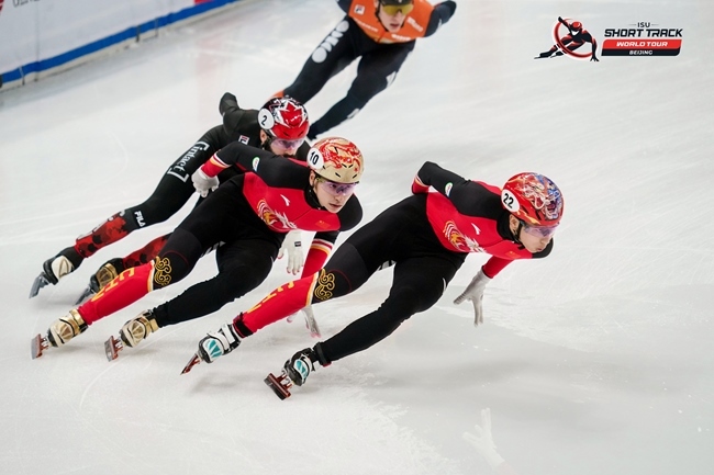 中國選手孫龍(右一)、劉少昂(右二)在比賽中。賽事組委會供圖