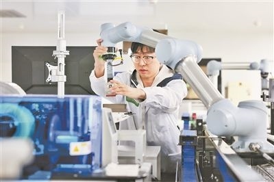 廣東省深圳市科研人員在實(shí)驗(yàn)室調(diào)試智能機(jī)器人。視覺中國供圖