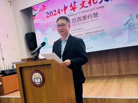 里約中國(guó)國(guó)際學(xué)校代董事長(zhǎng)尹霄敏在閉營(yíng)儀式上致辭?；顒?dòng)主辦方供圖