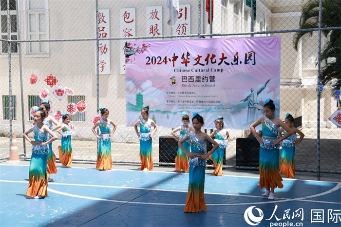 傣族舞蹈《金色的孔雀》以?xún)?yōu)美的動(dòng)作贏得觀眾喝彩。人民網(wǎng)記者 陳海琪攝