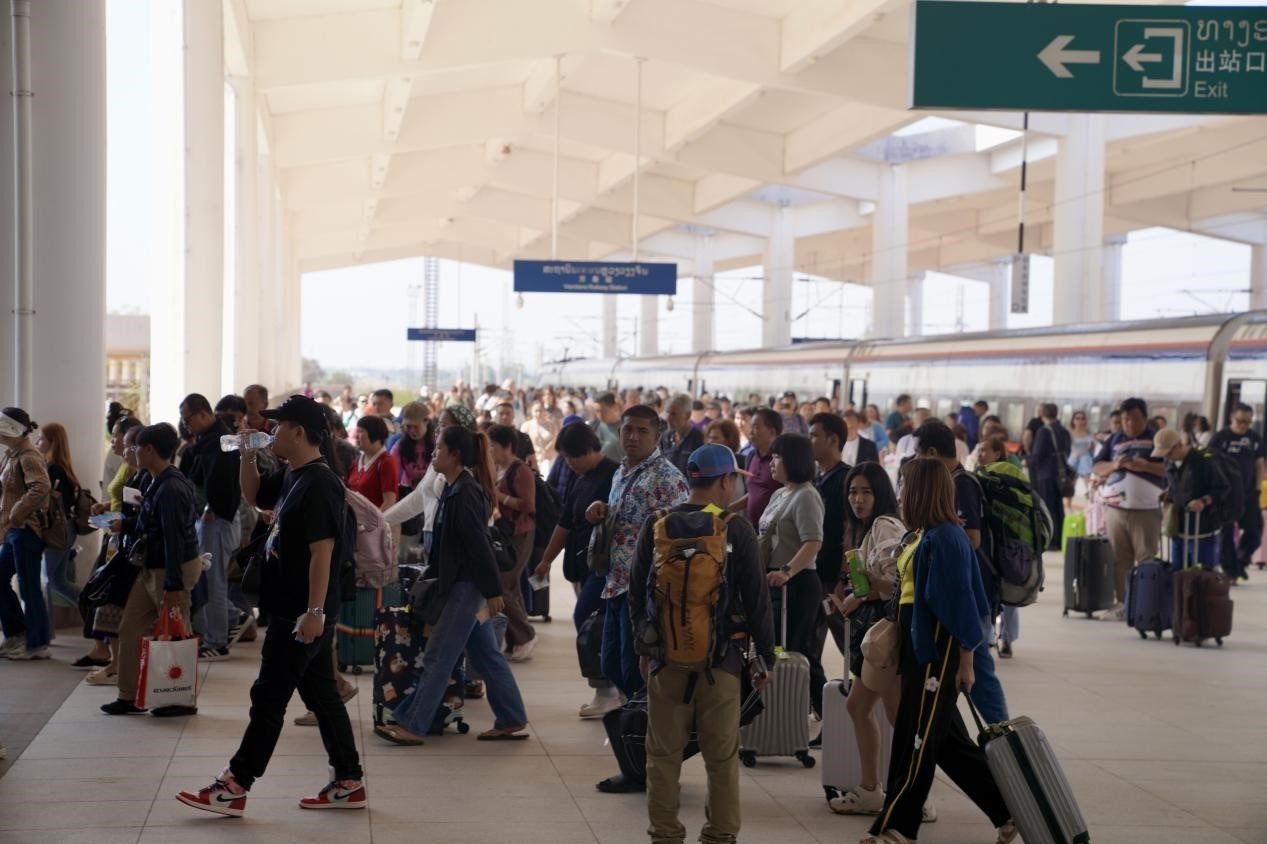 在中老鐵路萬(wàn)象站，客運(yùn)列車(chē)抵達(dá)后旅客出站。老中鐵路有限公司供圖