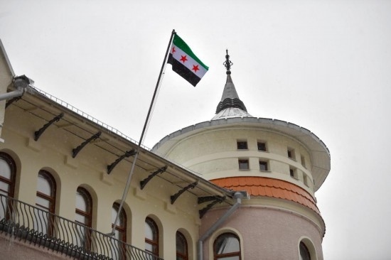 12月9日，在俄羅斯首都莫斯科，敘利亞駐俄羅斯使館升起代表敘利亞反對派的旗幟。新華社發(fā)（亞歷山大攝）