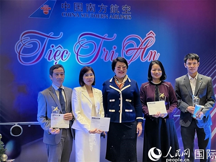 中越航司界代表在交流會(huì)上合影。人民網(wǎng)記者 楊曄攝