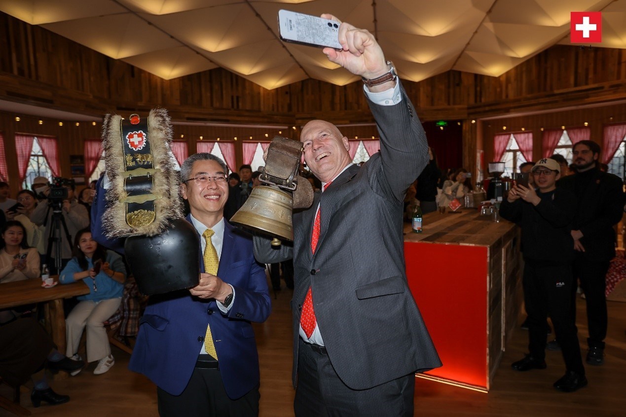 瑞士駐華大使白瑞誼與北京市西城區(qū)委副書記、代區(qū)長郅海杰搖響瑞士牛鈴，共同為小木屋揭幕。瑞士駐華大使館供圖