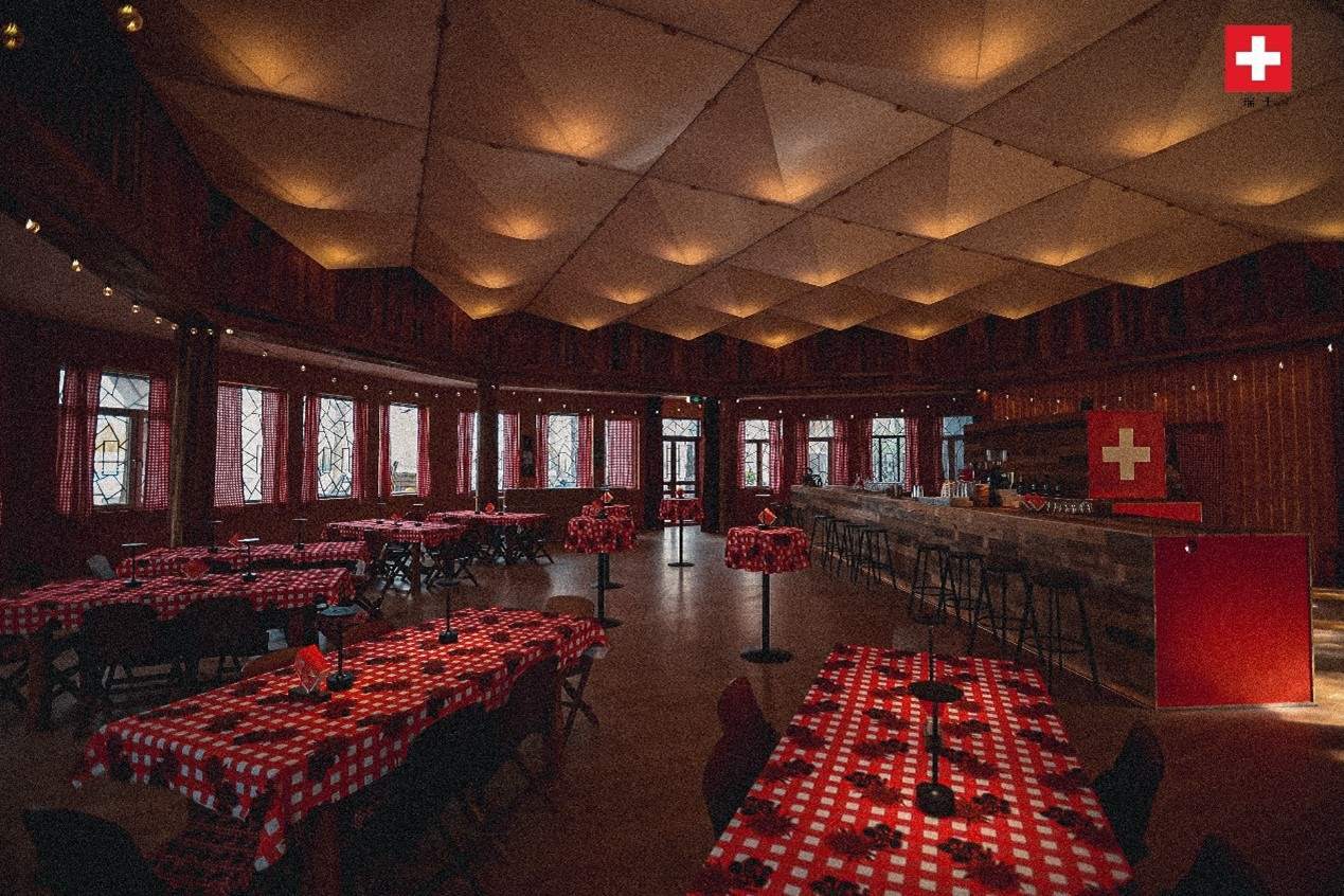 瑞士小木屋內(nèi)飾采用瑞士紅、森林棕與雪山白三種主色調(diào)，營造出自然與現(xiàn)代交融的氛圍。瑞士使館供圖