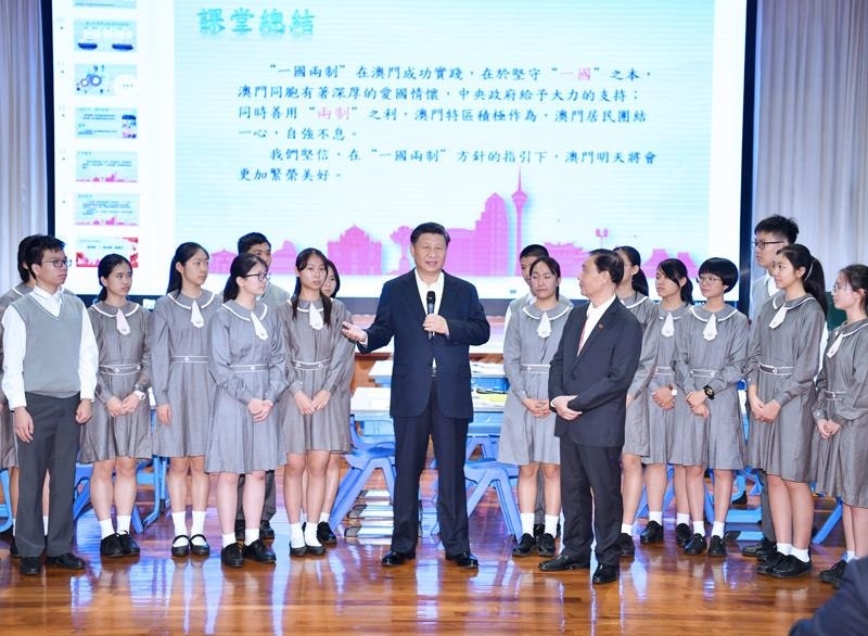 △2019年12月19日，在濠江中學(xué)附屬英才學(xué)校觀摩以“‘一國(guó)兩制’與澳門”為題的中國(guó)歷史公開課后，習(xí)近平主席走到學(xué)生中間即席發(fā)表重要講話。