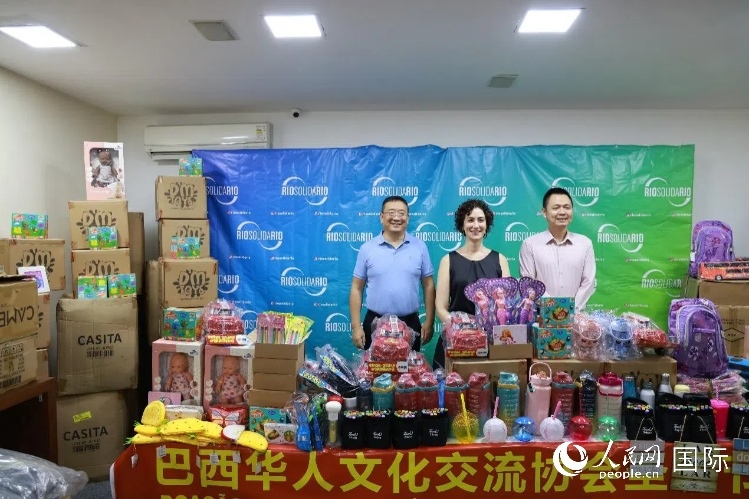 中國駐里約熱內(nèi)盧總領(lǐng)館副總領(lǐng)事王尉育（右）、里約慈善協(xié)會主席保拉·菲格雷多（中）、巴西華人文化交流協(xié)會主席上官建峰（左）出席捐贈活動并致辭。人民網(wǎng)記者 陳海琪攝