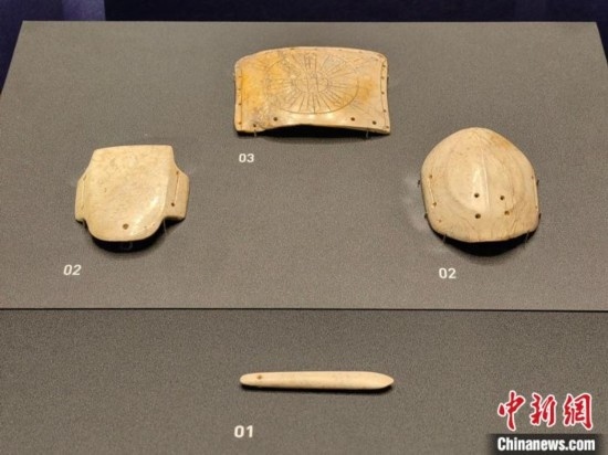 12月14日，“文明先鋒—凌家灘文化玉器展”在故宮博物院文華殿開幕。圖為展覽現(xiàn)場的玉龜、玉版和玉簽。 中新社記者 應妮 攝