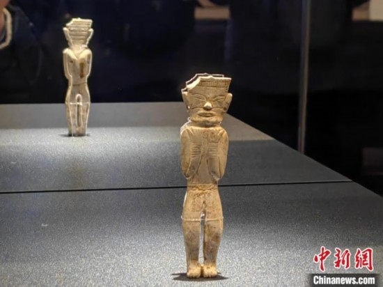 12月14日，“文明先鋒—凌家灘文化玉器展”在故宮博物院文華殿開幕。圖為展覽現(xiàn)場的立姿玉人。 中新社記者 應妮 攝