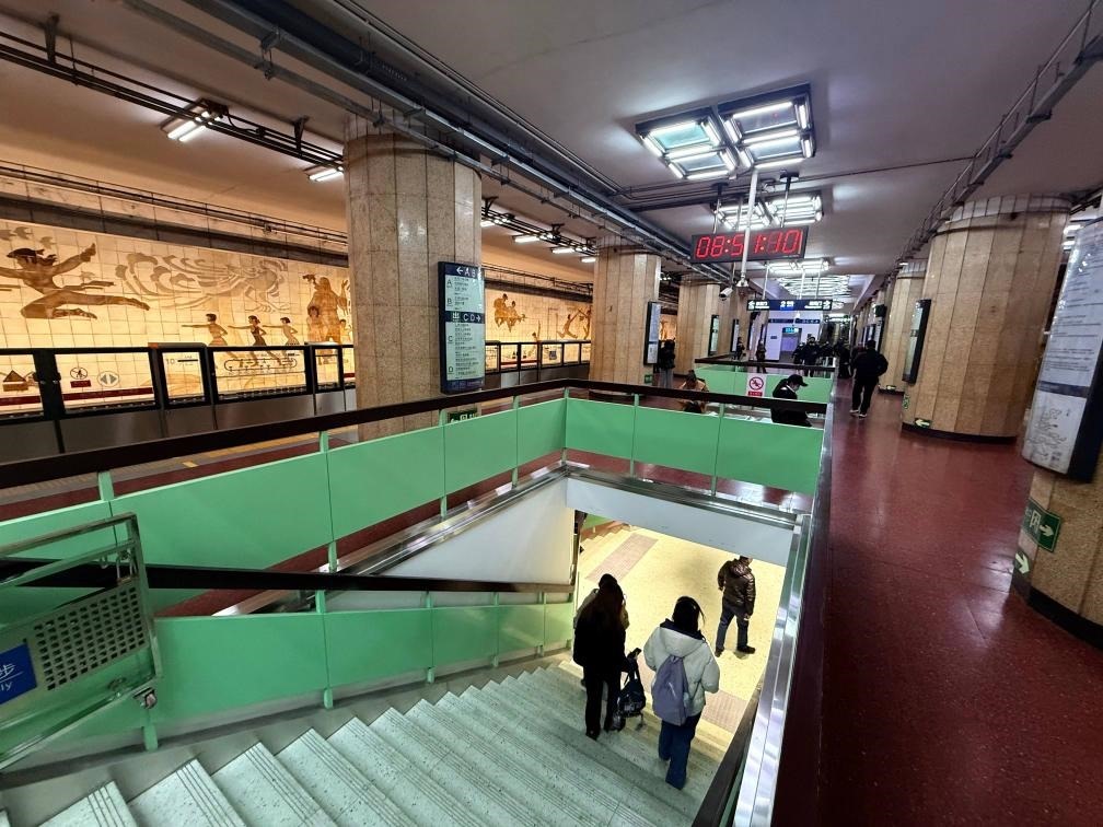 乘客從北京地鐵2號線東四十條站走“站中站”換乘地鐵3號線。新華社記者張驍 攝