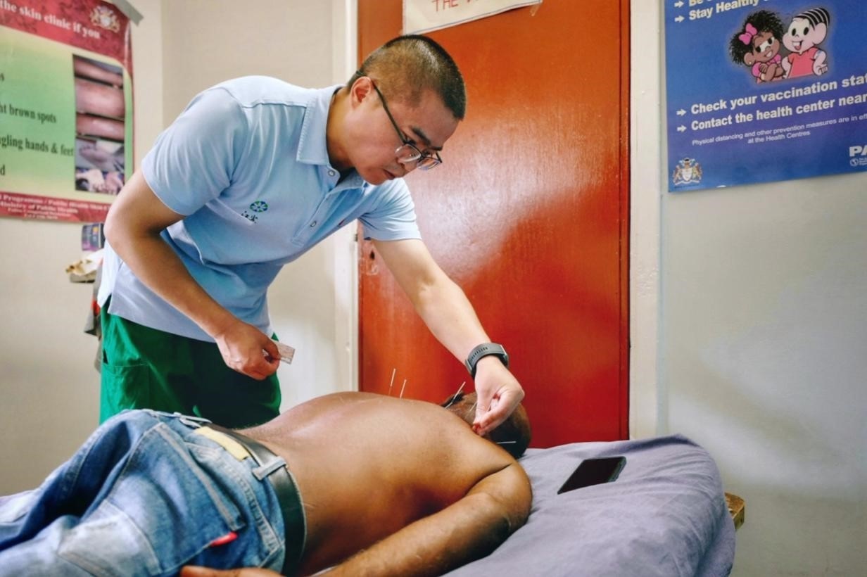 第20期中國（江蘇）援圭亞那醫(yī)療隊在圭偏遠的林登高速社區(qū)開展義診。中國援圭醫(yī)療隊供圖