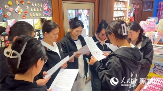 工會組織企業(yè)職工開展技能培訓(xùn)活動。人民網(wǎng)記者 張哲鑫攝