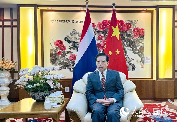 2024年12月10日，中國駐泰國大使韓志強(qiáng)在泰國曼谷接受中國—東盟中心（ACC）組織的“多彩東盟：2024年中國媒體東盟行”媒體團(tuán)采訪。人民網(wǎng)記者 羨江楠攝