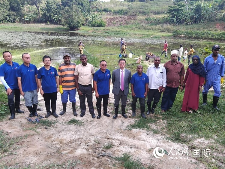 滅螺現場。施亮攝