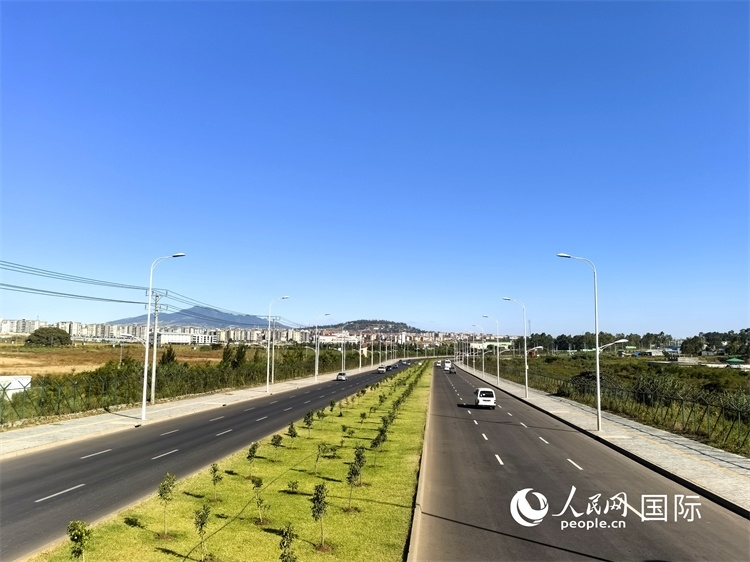 新近完工的埃塞俄比亞卡里提環(huán)線—布爾布拉—克林圖公路遠景。張洪衛(wèi)攝