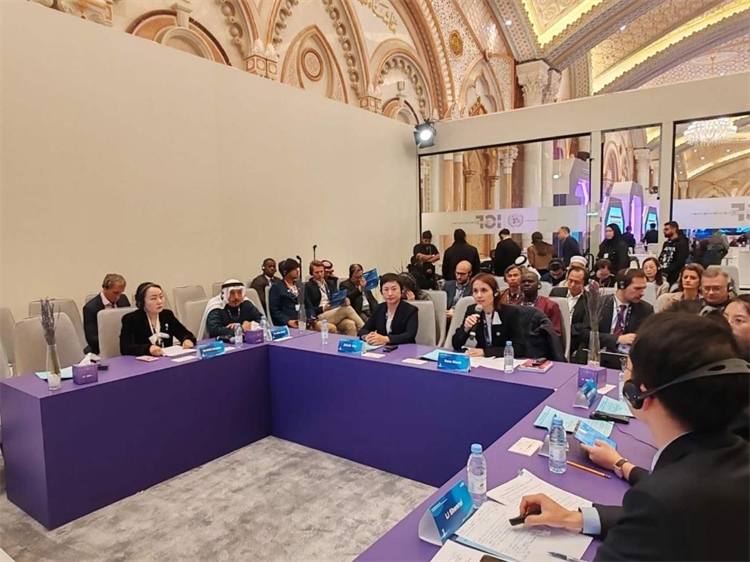 圖為與會代表圍繞主題進行發(fā)言討論。中國傳媒大學供圖。