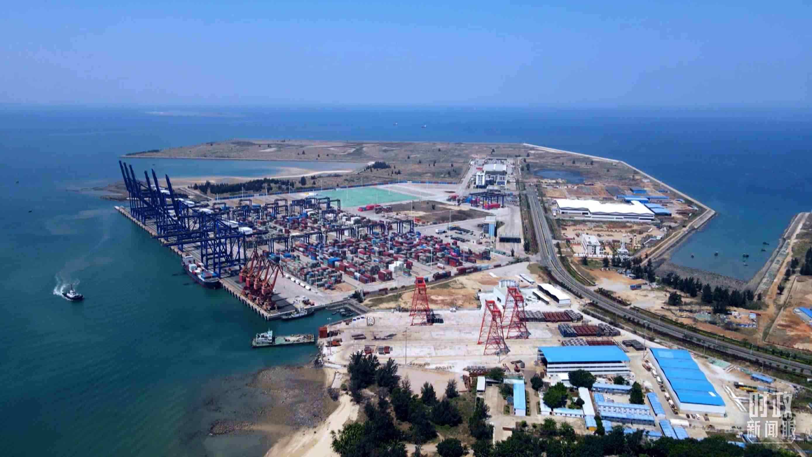 俯瞰海南洋浦港口。（總臺記者葉飛拍攝）