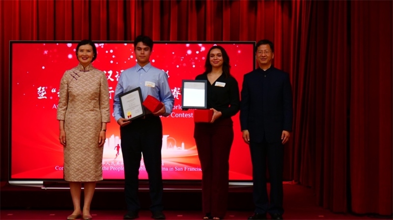 駐舊金山總領事張建敏及其夫人鄭心為選手頒獎。李鑫江攝