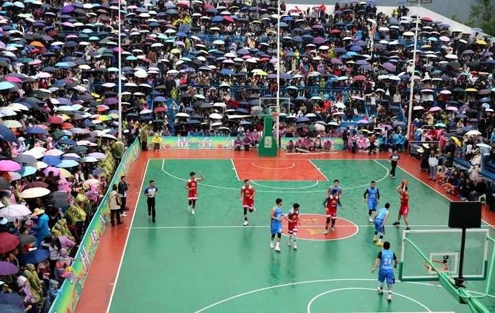 2024年5月1日，人們在貴州省黔東南苗族侗族自治州臺江縣臺盤鄉(xiāng)臺盤村觀看“村BA”球王爭霸賽。 新華社發(fā)（余天英 攝）