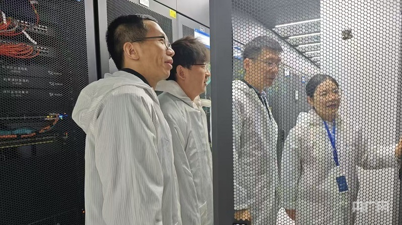 陳平平和團(tuán)隊(duì)在實(shí)驗(yàn)室設(shè)備機(jī)房開展創(chuàng)新網(wǎng)絡(luò)測(cè)試驗(yàn)證（央廣網(wǎng)記者 王錫斐 攝）