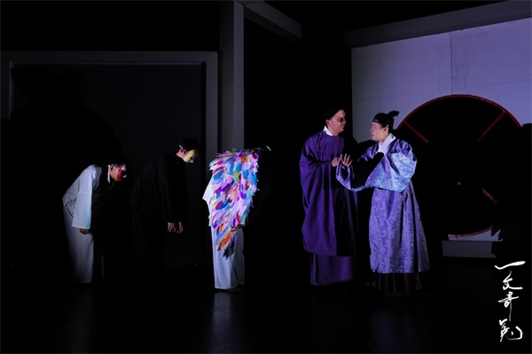 《一文奇冤》劇照。中國(guó)國(guó)家話劇院供圖