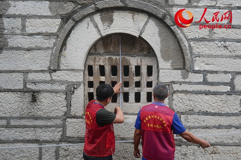 9月14日，山東青州，文物普查隊員正在實地調(diào)查。人民網(wǎng)記者 韋衍行攝