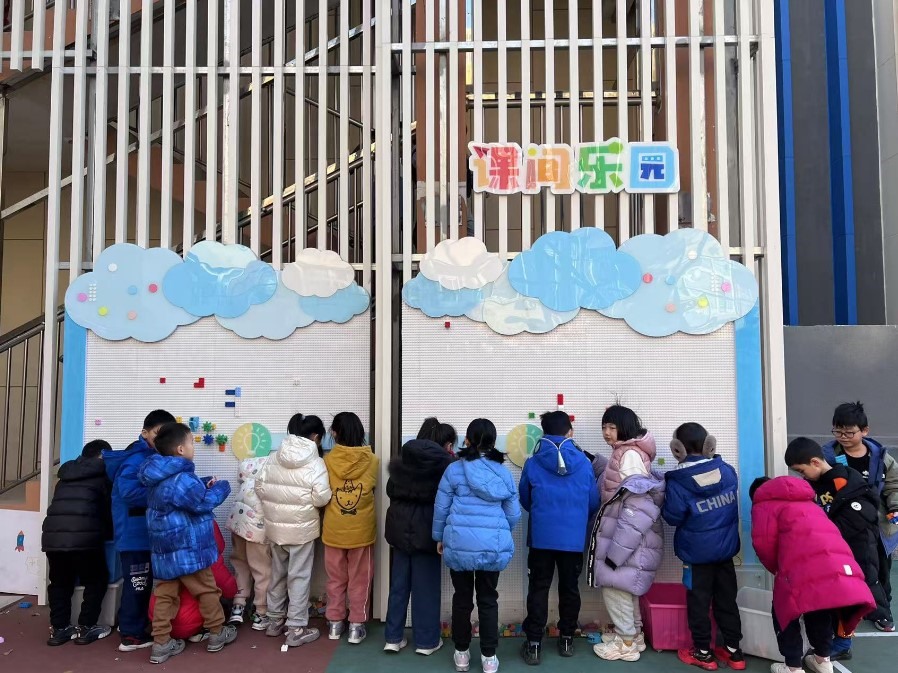 學(xué)生們在課間樂園玩拼圖。人民網(wǎng) 白炅攝