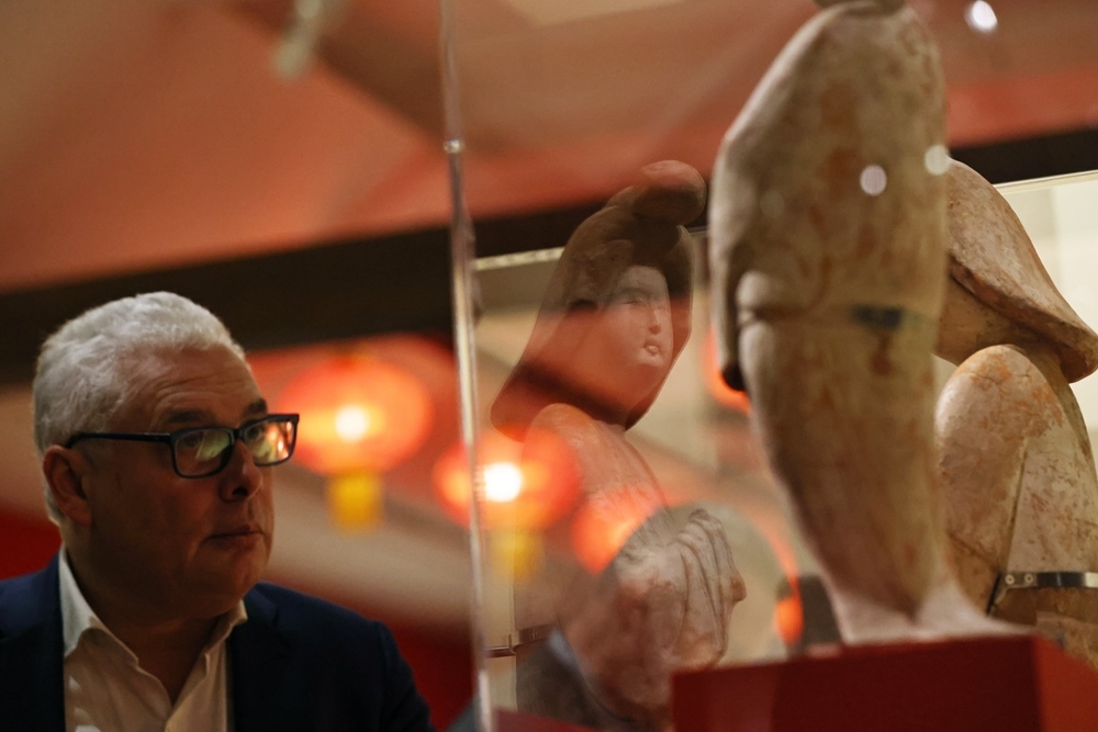 2024年11月18日，在位于法國(guó)巴黎的吉美國(guó)立亞洲藝術(shù)博物館，一名觀眾參觀“中國(guó)·唐——一個(gè)多元開(kāi)放的朝代（7至10世紀(jì)）”展覽。新華社記者 高靜 攝