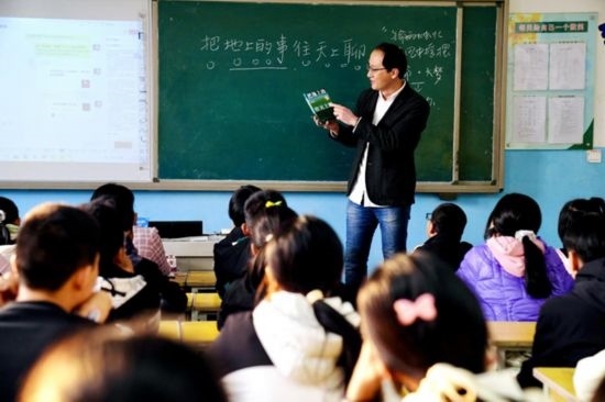 宋飛在為北冶中學(xué)的學(xué)生上課(肖旭云 攝)