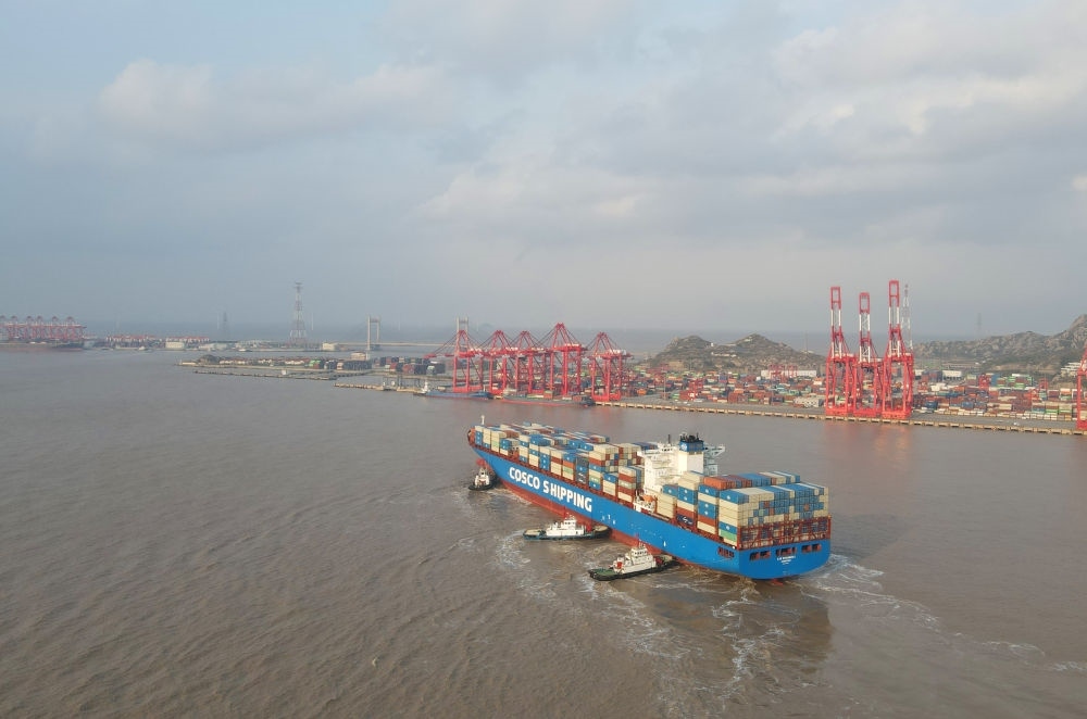 “新上海”輪抵達(dá)洋山港，這是自秘魯錢(qián)凱港開(kāi)港后首個(gè)“錢(qián)凱—上?！闭胶酱危?024年12月18日攝，無(wú)人機(jī)照片）。新華社記者 方喆 攝