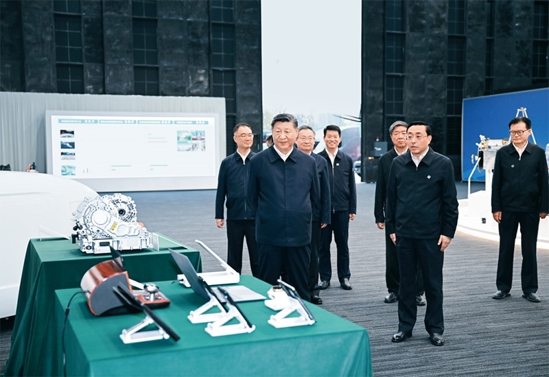 2024年10月17日至18日，中共中央總書記、國(guó)家主席、中央軍委主席習(xí)近平在安徽考察。這是17日下午，習(xí)近平在合肥濱湖科學(xué)城察看安徽省重大科技創(chuàng)新成果集中展示。 新華社記者 謝環(huán)馳/攝