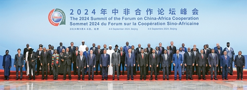 2024年9月5日上午，國(guó)家主席習(xí)近平在北京人民大會(huì)堂出席中非合作論壇北京峰會(huì)開幕式并發(fā)表主旨講話。這是開幕式前，習(xí)近平同出席峰會(huì)的外方領(lǐng)導(dǎo)人集體合影。 新華社記者 饒愛民/攝